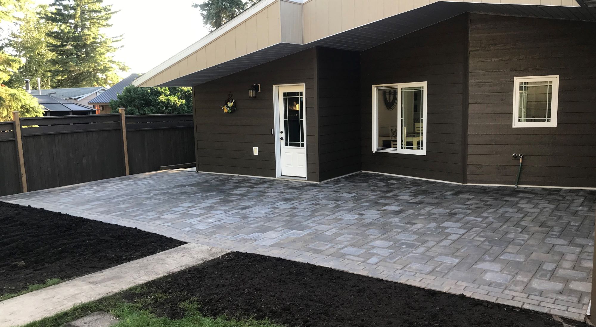 A newly constructed paving stone patio